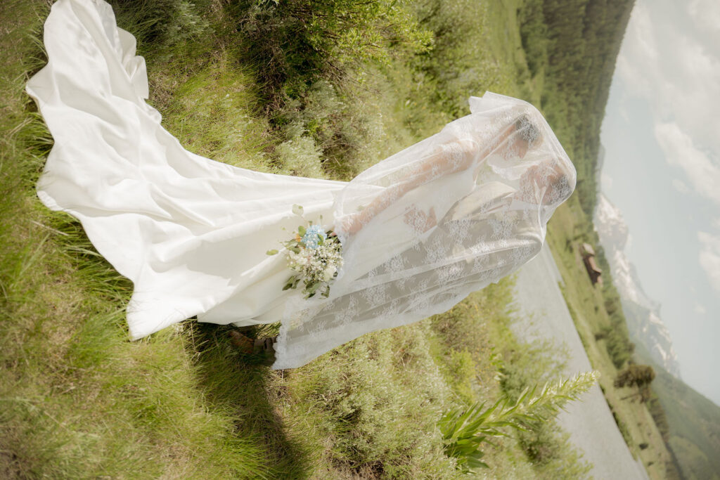 relaxed mountain wedding atmosphere