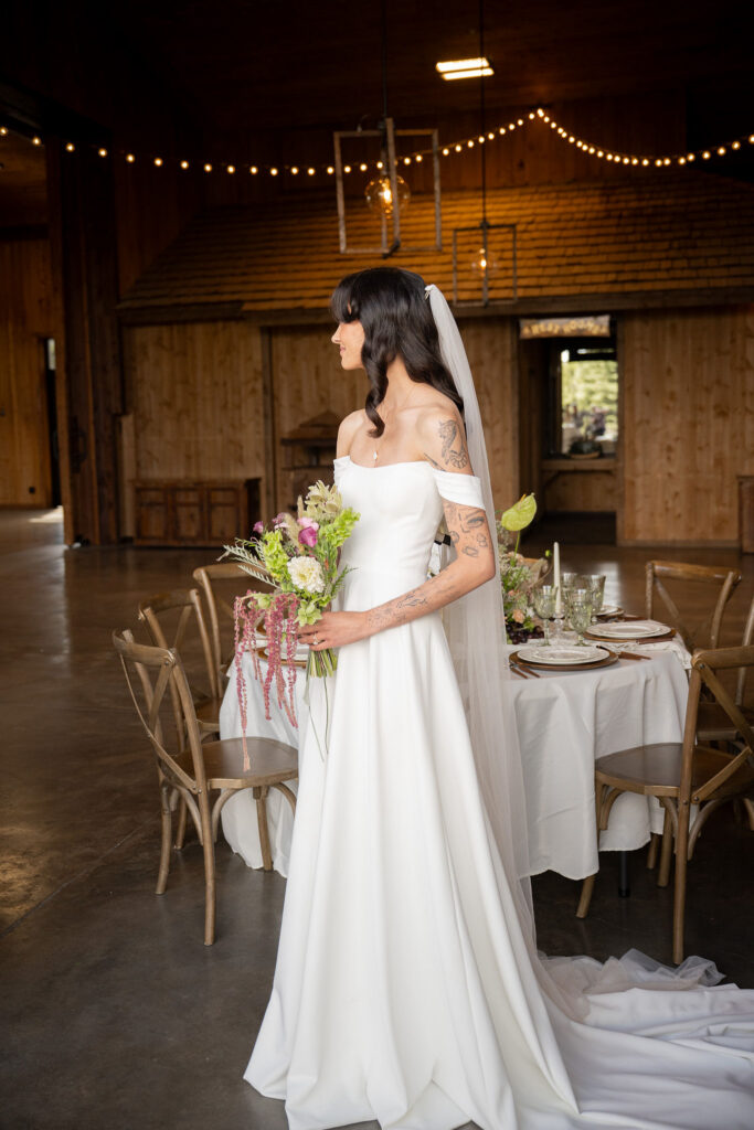 Side pose by the Bride