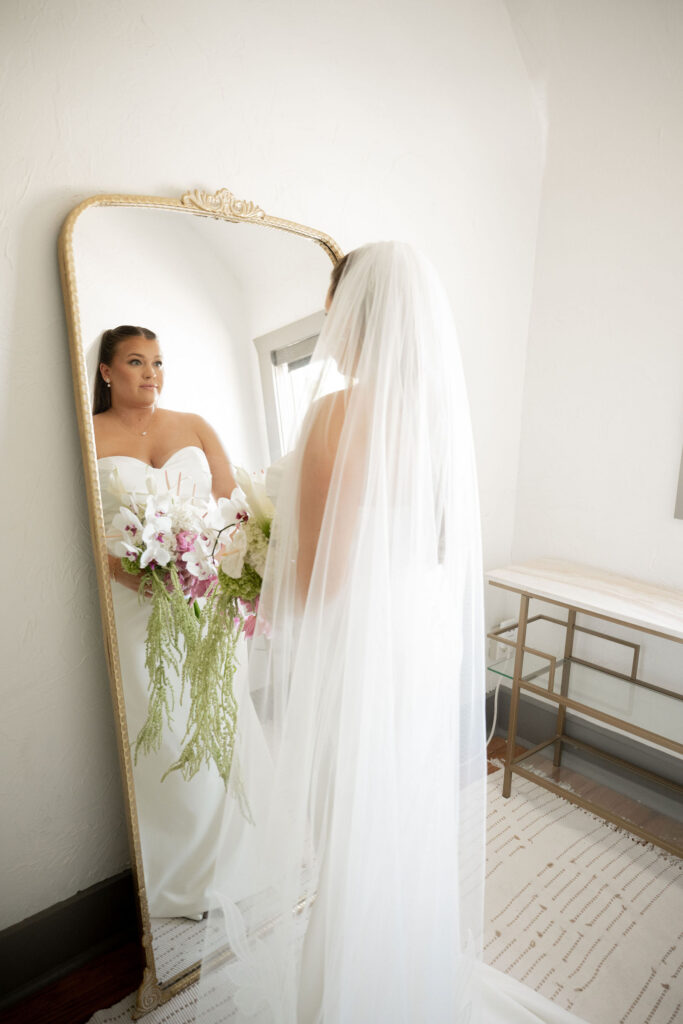 Anna's glance in the mirror and bouquet in her hand