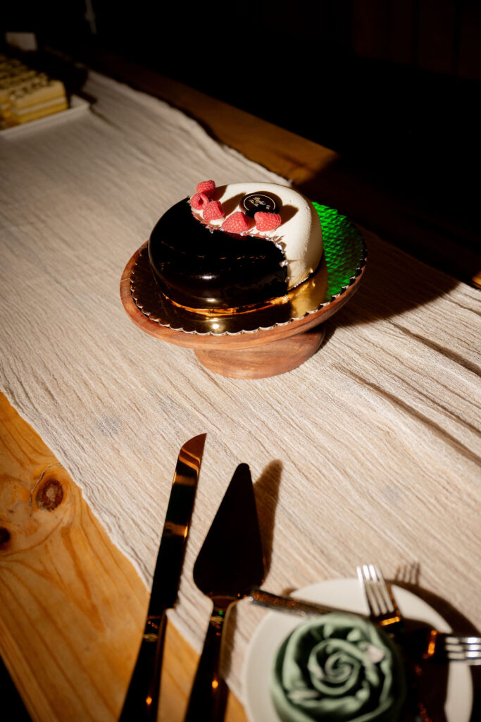 Cake and knife