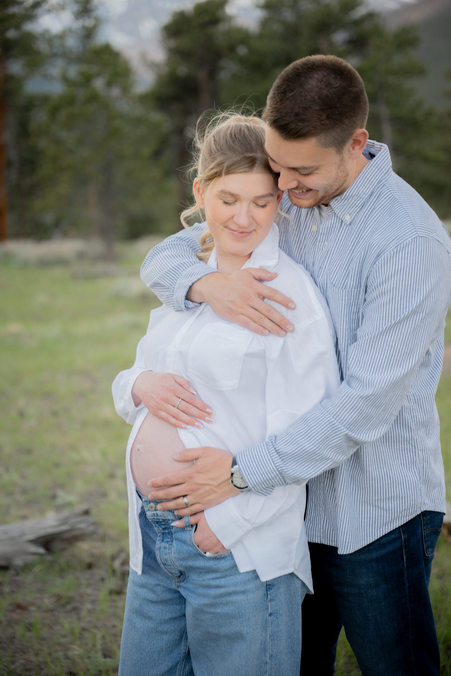 Outdoor maternity couple portrait, Colorado